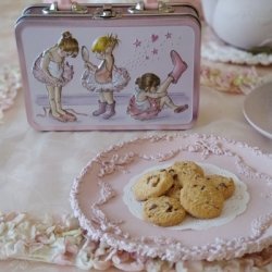 画像1: 【再入荷2/26イギリス菓子】チャーチル社の可愛いピンクトランク缶•チョコチップクッキー